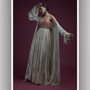 Off-White Gathered Dress Ruffle Jacket Set Adorned In Cream Bandhan Print